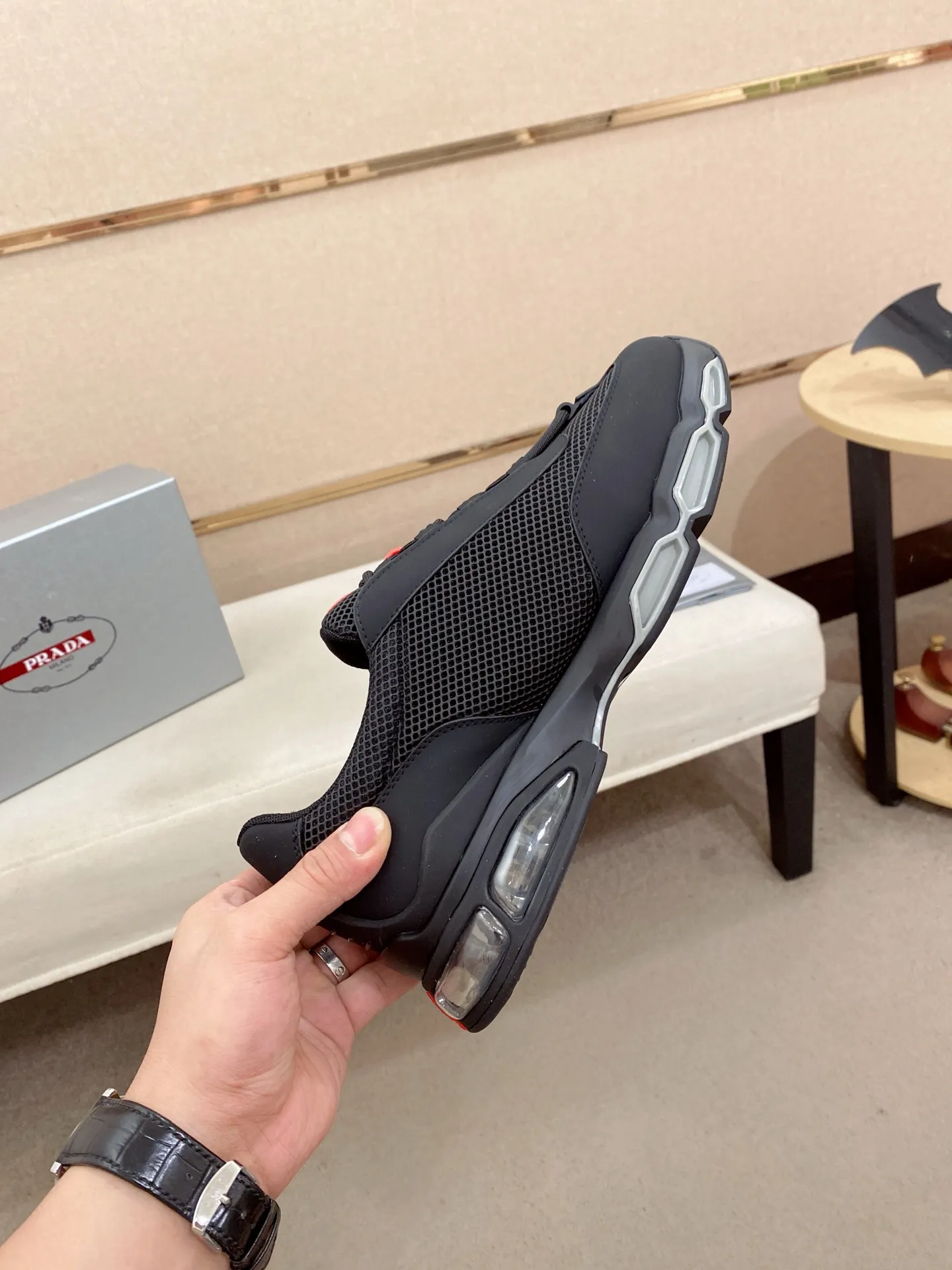 Factory price 660💰 ✔️✔️✔️High version High-quality new PRADA (Prada) counters are on the market at the same time, new men's shoes, 😘fabrics imported first-layer cowhide and mesh fabrics, purely handmade. Lining: Full cowhide lining. 👍🏿 High-end ☄️ air-cushion molded anti-slip rubber outsole, exquisite lines, simple and elegant, comfortable and high-end for leisure travel. Code number: 38 to 45